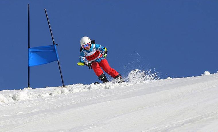 十六运会首金产生——13岁小将斩获高山滑雪冠军